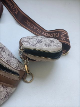 Bolso bandolera con monedero estampado