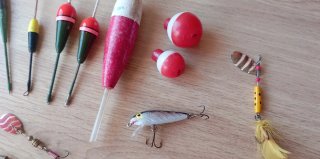 Caja de pesca vintage: señuelos, flotadores