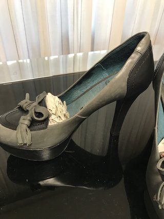 Zapatos de tacón grises y negros