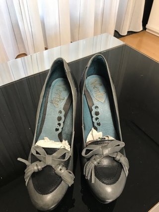 Zapatos de tacón grises y negros