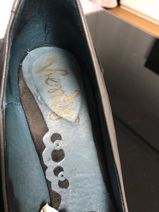 Zapatos de tacón grises y negros