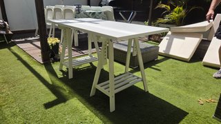 Mesa blanca de madera y plástico