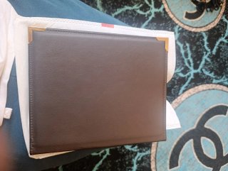 Carpeta organizadora marrón con esquinas doradas