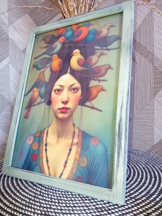 Quadro donna con uccelli sulla testa