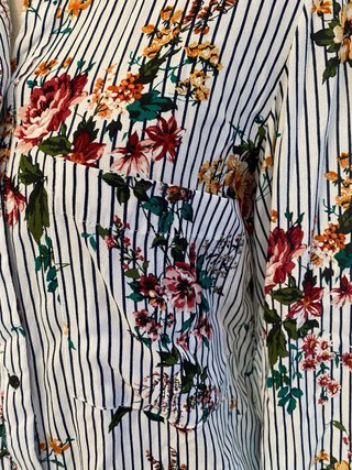 Camisa Bershka flores y rayas, nueva