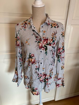 Camisa Bershka flores y rayas, nueva