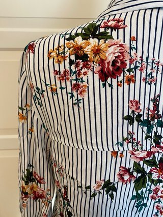 Camisa Bershka flores y rayas, nueva