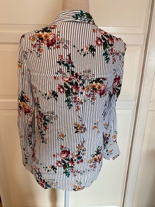 Camisa Bershka flores y rayas, nueva