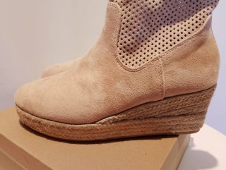 Botas cuña ante perforadas