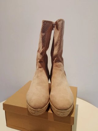 Botas cuña ante perforadas