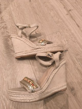Sandalias cuña beige y dorada