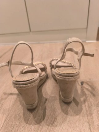 Sandalias cuña beige y dorada