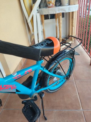 Bicicleta infantil azul con cesta