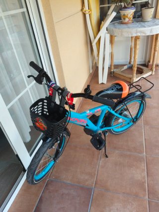 Bicicleta infantil azul con cesta