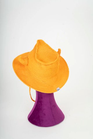 Cappello arancio con corna stile cowboy