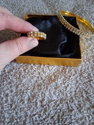 Pulsera y anillo elástico dorado con brillo