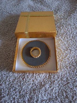 Pulsera y anillo elástico dorado con brillo