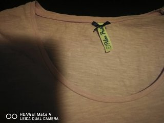 Camiseta rosa con estampado floral
