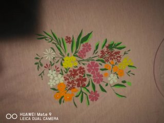 Camiseta rosa con estampado floral