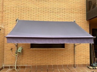 Toldo retráctil morado y plateado
