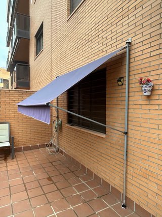 Toldo retráctil morado y plateado