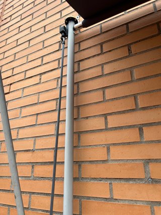 Toldo retráctil morado y plateado
