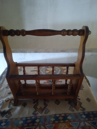 Revistero de madera antiguo