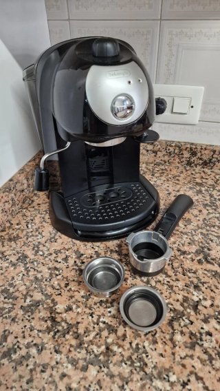 Cafetera espresso DeLonghi en color negro.