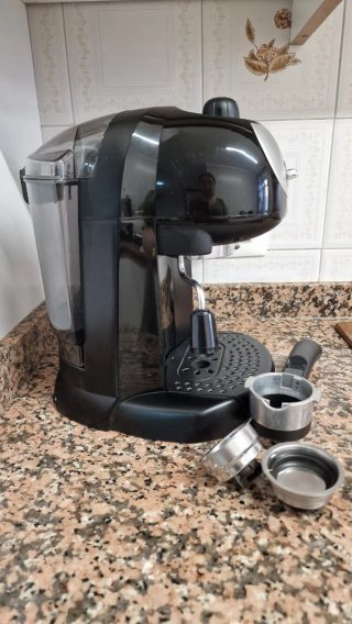 Cafetera espresso DeLonghi en color negro.
