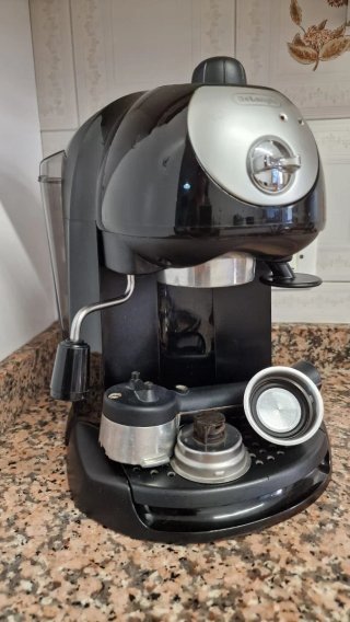 Cafetera espresso DeLonghi en color negro.