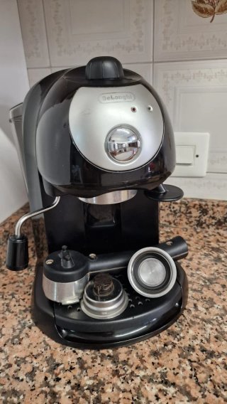 Cafetera espresso DeLonghi en color negro.