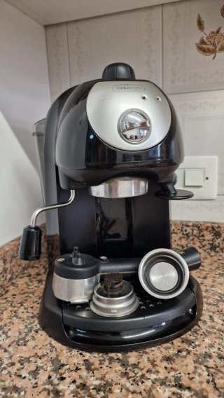 Cafetera espresso DeLonghi en color negro.