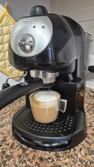 Cafetera espresso DeLonghi en color negro.