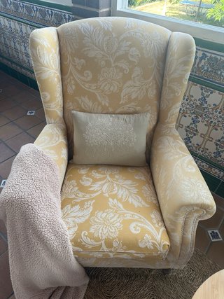 Sillón tapizado floral amarillo