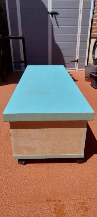 Mesa de TV con estantes y ruedas