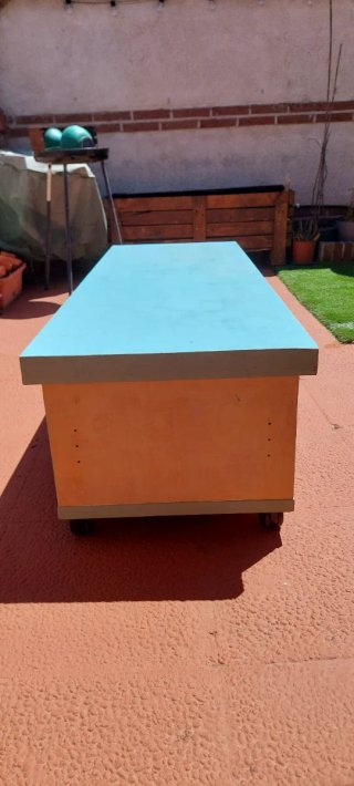 Mesa de TV con estantes y ruedas