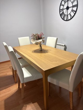 Mesa de comedor de madera y sillas