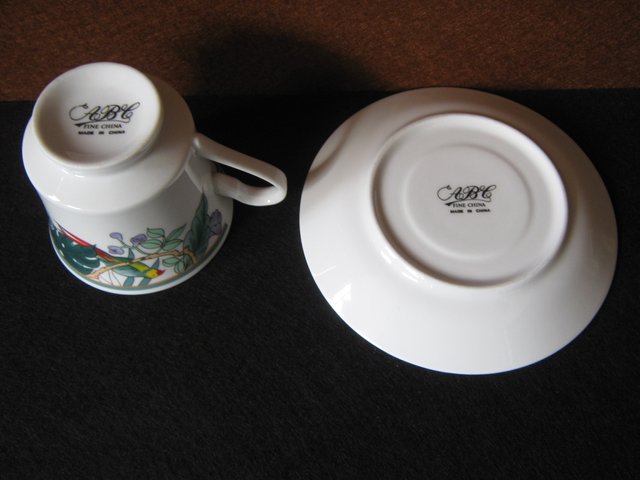Set di stoviglie in porcellana con uccelli e piante