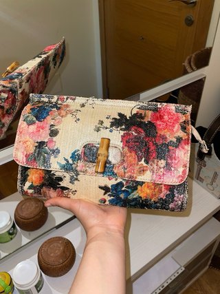 Bolso de mano de fiesta con estampado floral
