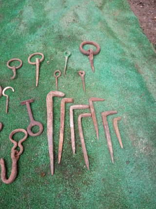 Lote de hornillas, ganchos y escarpias antiguas