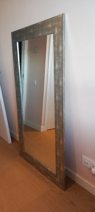 Espejo decorativo con marco madera gris plateado