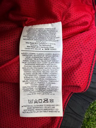Chaqueta Nike Total90 Negra y Roja