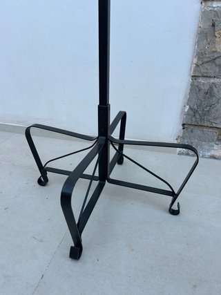 Perchero metálico negro de gran calidad.