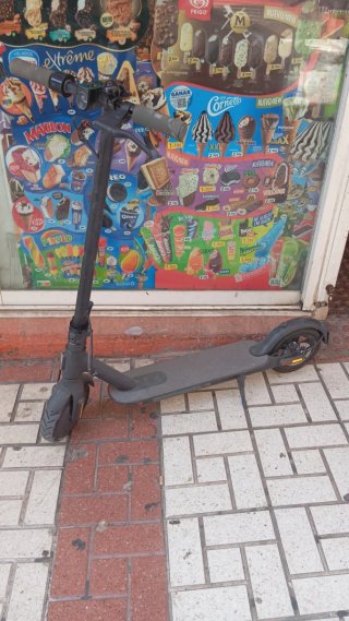 Patinete eléctrico gris