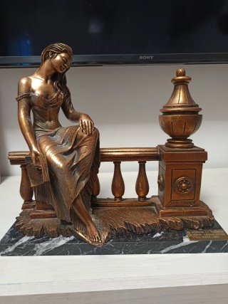 Estatua mujer bronce lectura