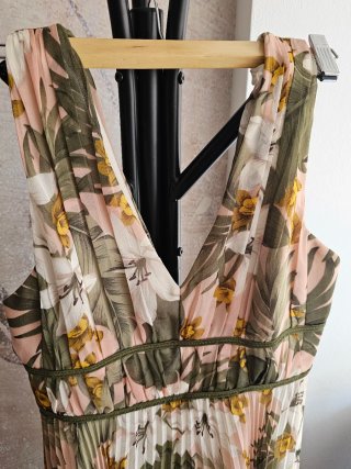 Vestido largo floral plisado