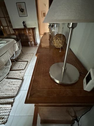Aparador de madera con detalles Está perfecto