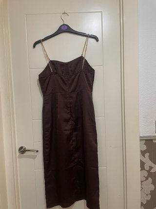 Vestido marrón satén con cadenas