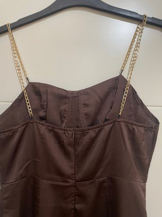 Vestido marrón satén con cadenas