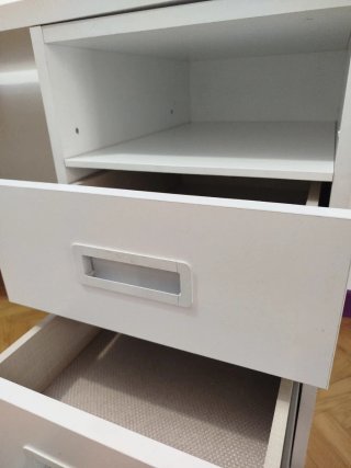 Escritorio con cajonera